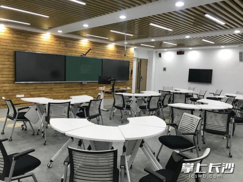 研討型智慧教室對教室空間進行更加合理的優化布局：課桌由傳統秧苗式分布轉變為可以移動的小組組合式分布，便于學生靈活轉換空間，自主交互、極簡互動。