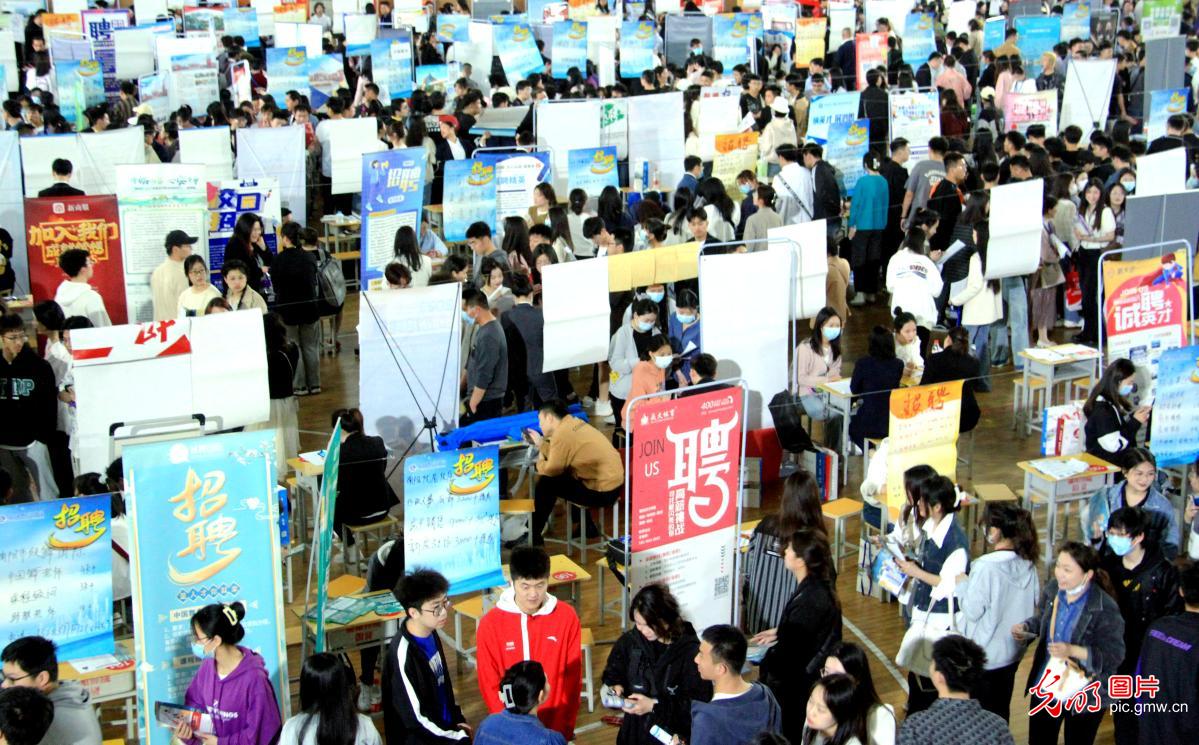 【光明圖刊】搶抓春招關鍵期 促進人才供需“雙向奔赴” 【光明圖刊】搶抓春招關鍵期 促進人才供需“雙向奔赴”