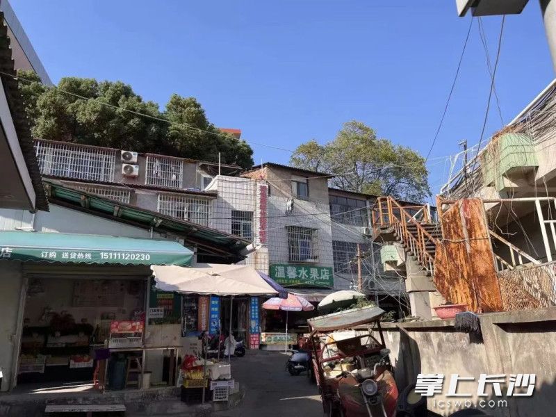 曾經(jīng)的“油煙街”隱患重重,影響消防安全。均為湖南湘江新區(qū)應(yīng)急管理局 供圖 曾經(jīng)的“油煙街”隱患重重,影響消防安全。均為湖南湘江新區(qū)應(yīng)急管理局 供圖