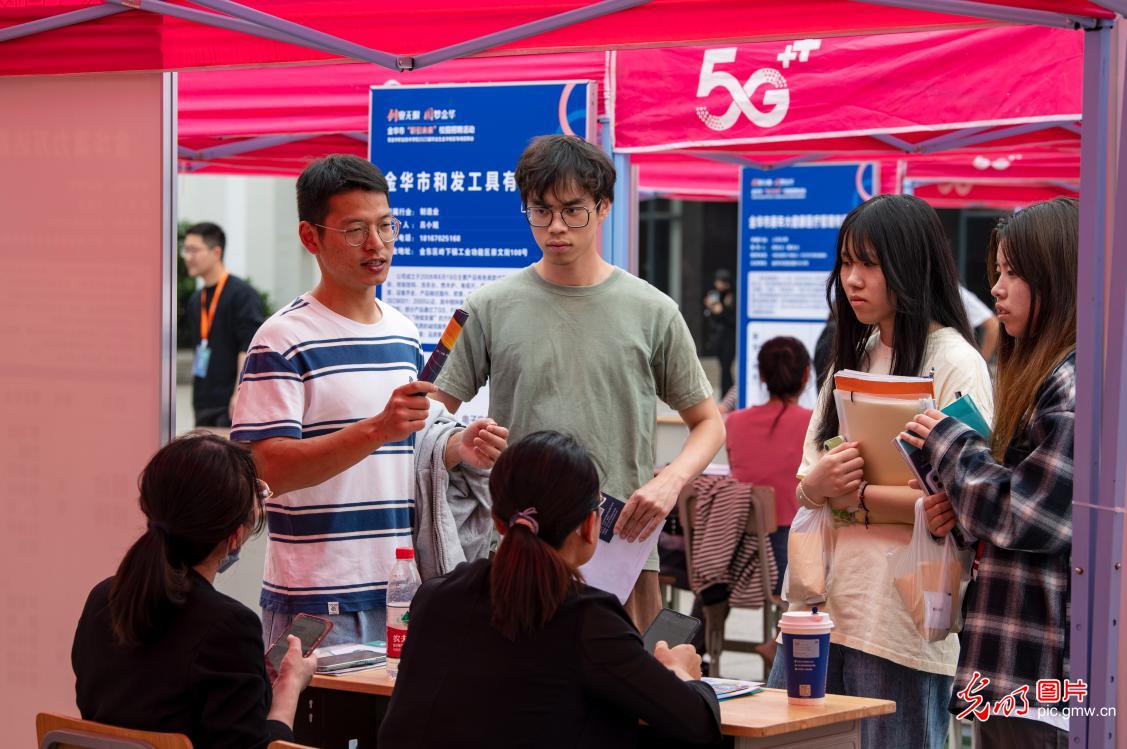 【光明圖刊】搶抓春招關鍵期 促進人才供需“雙向奔赴” 【光明圖刊】搶抓春招關鍵期 促進人才供需“雙向奔赴”