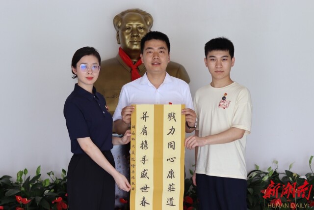 湖南師范大學(xué)：“三下鄉(xiāng)”暑期社會(huì)實(shí)踐團(tuán)走訪優(yōu)秀黨員，傳承紅色基因