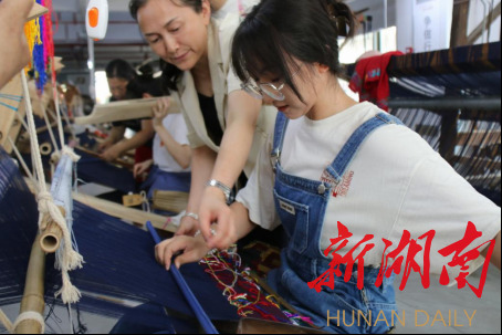 湖南師范大學美術(shù)學院繪夢隊開展土家織錦調(diào)研活動